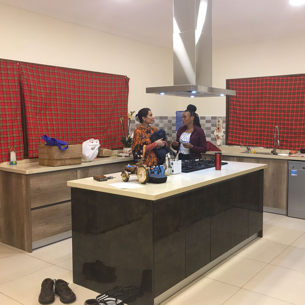 Tema, Accra, Gana, armário de cozinha personalizado moderno com textura de madeira de alto brilho em laca UV